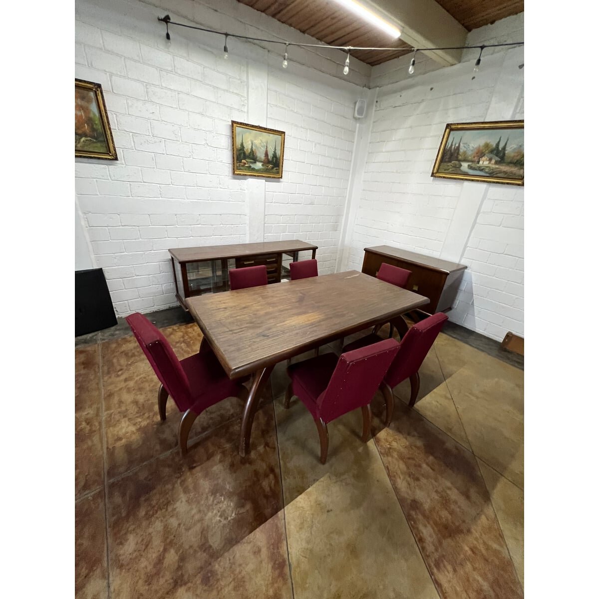 Comedor Vintage Palo Rosa para 6 Personas con Vitrina y Gabinete