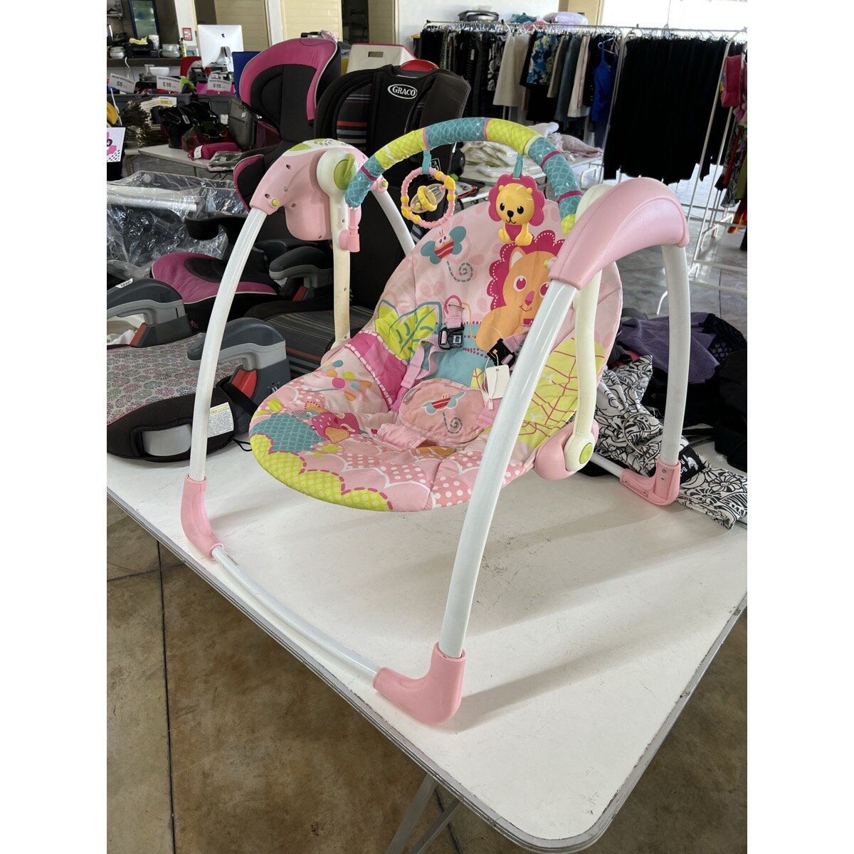Columpio Portátil para Bebé Rosa con Barra de Juguetes — foto 3