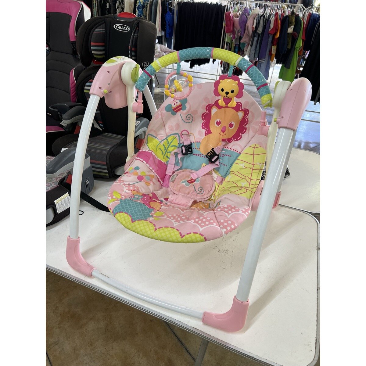Columpio Portátil para Bebé Rosa con Barra de Juguetes
