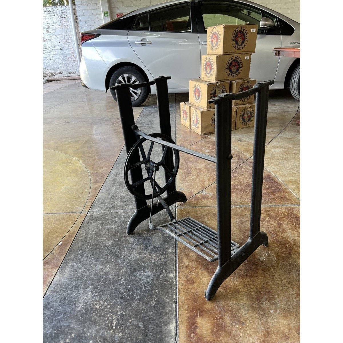 Base de Hierro de Máquina de Coser Vintage con Volante y Pedal — foto 2