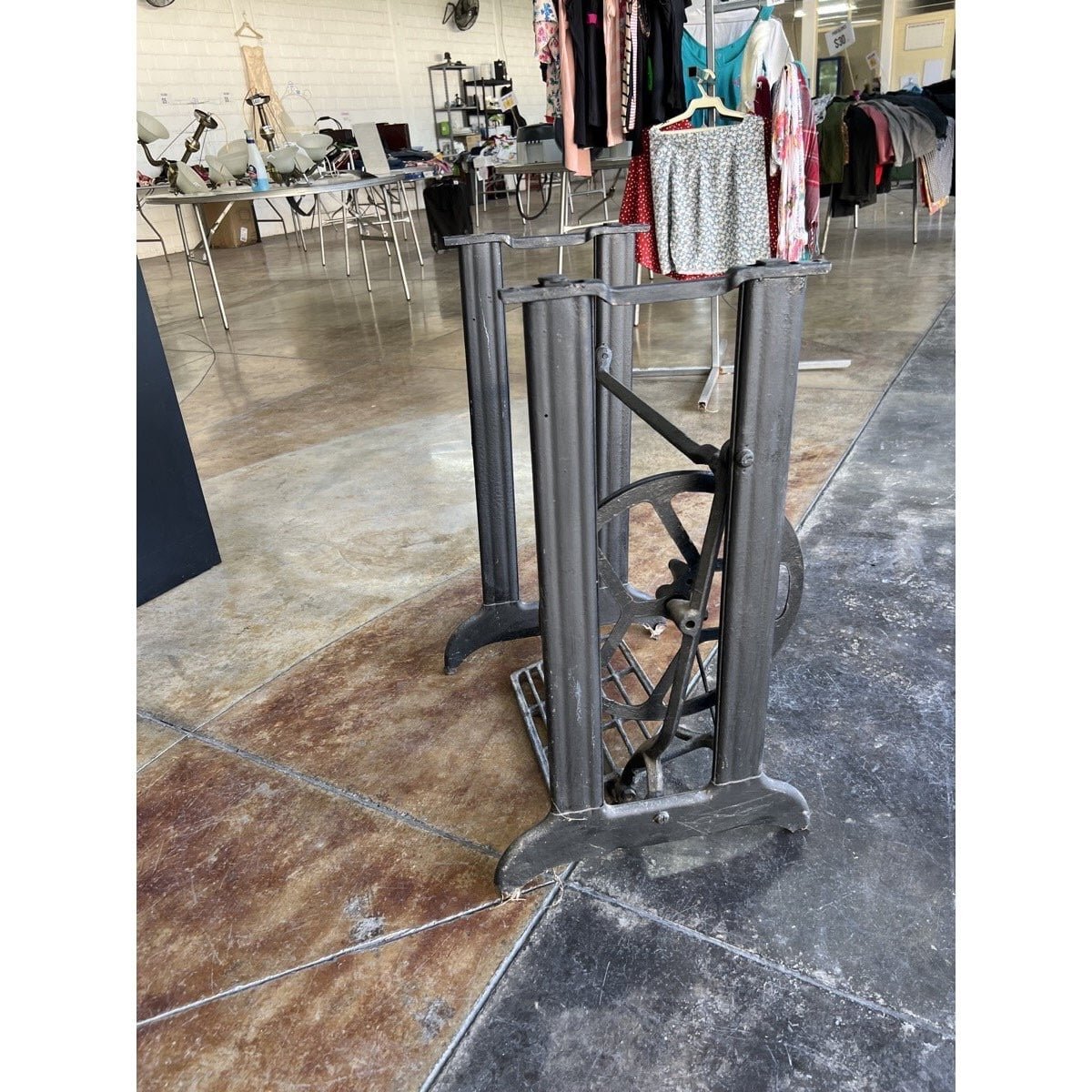 Base de Hierro de Máquina de Coser Vintage con Volante y Pedal — foto 5