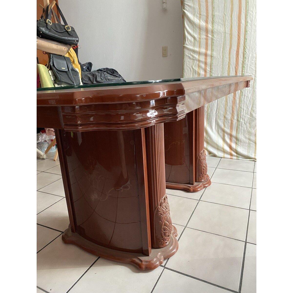 Mesa Consola de Madera Tallada con Cubierta de Vidrio — foto 2