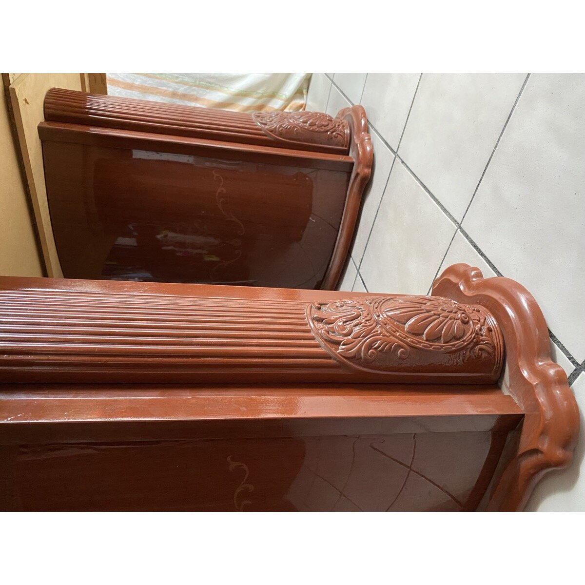 Mesa Consola de Madera Tallada con Cubierta de Vidrio — foto 4