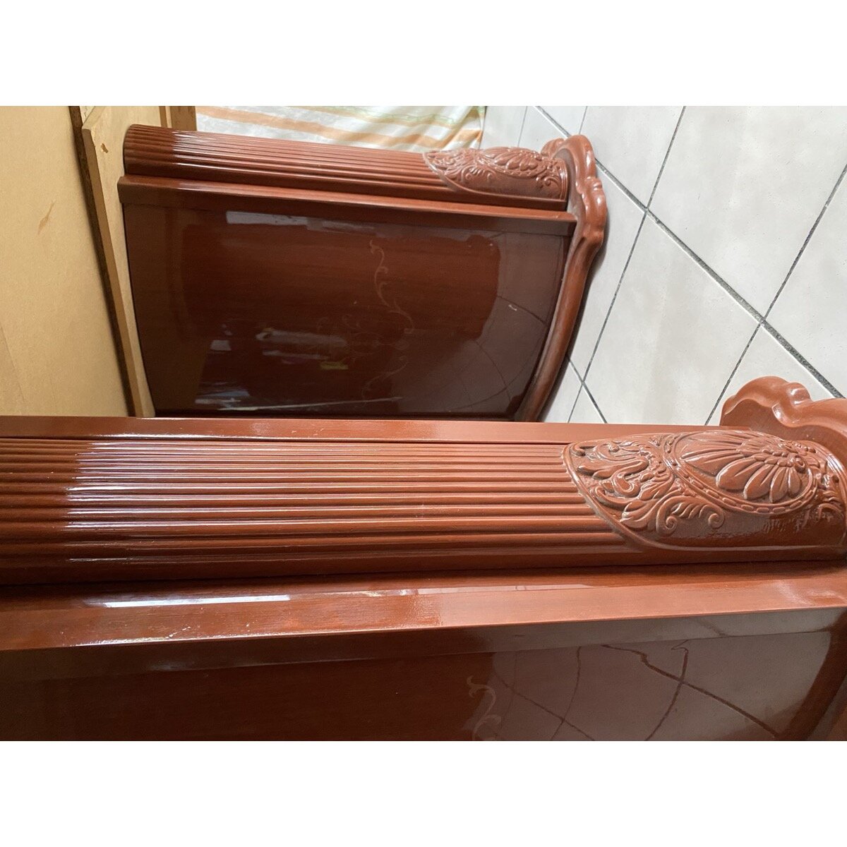 Mesa Consola de Madera Tallada con Cubierta de Vidrio — foto 3
