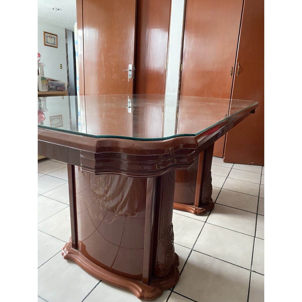 Mesa Consola de Madera Tallada con Cubierta de Vidrio
