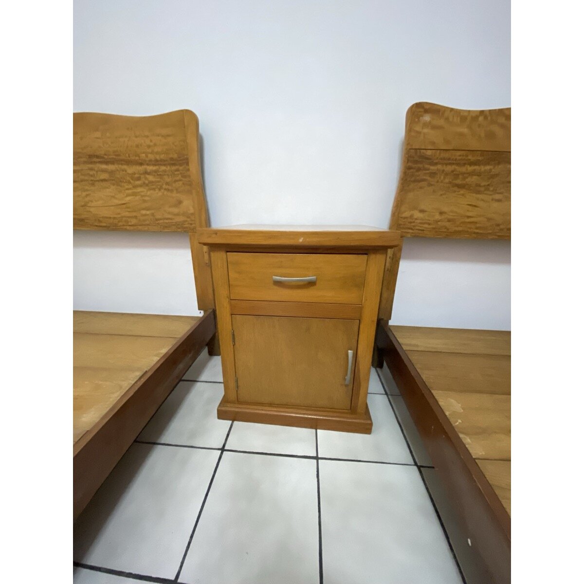 Recámara de Camas Gemelas de Madera con Buró y Cómoda — foto 7