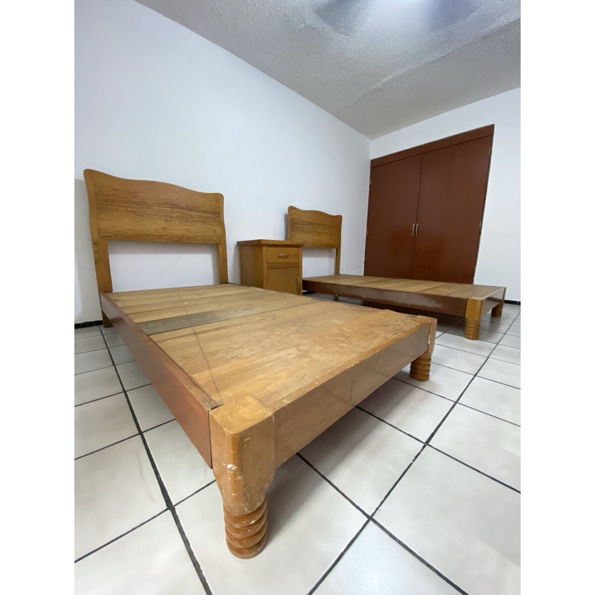 Recámara de Camas Gemelas de Madera con Buró y Cómoda — foto 2