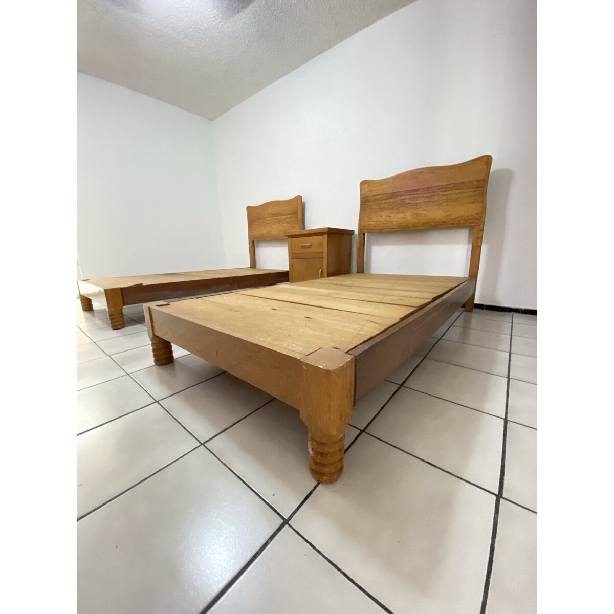 Recámara de Camas Gemelas de Madera con Buró y Cómoda — foto 4