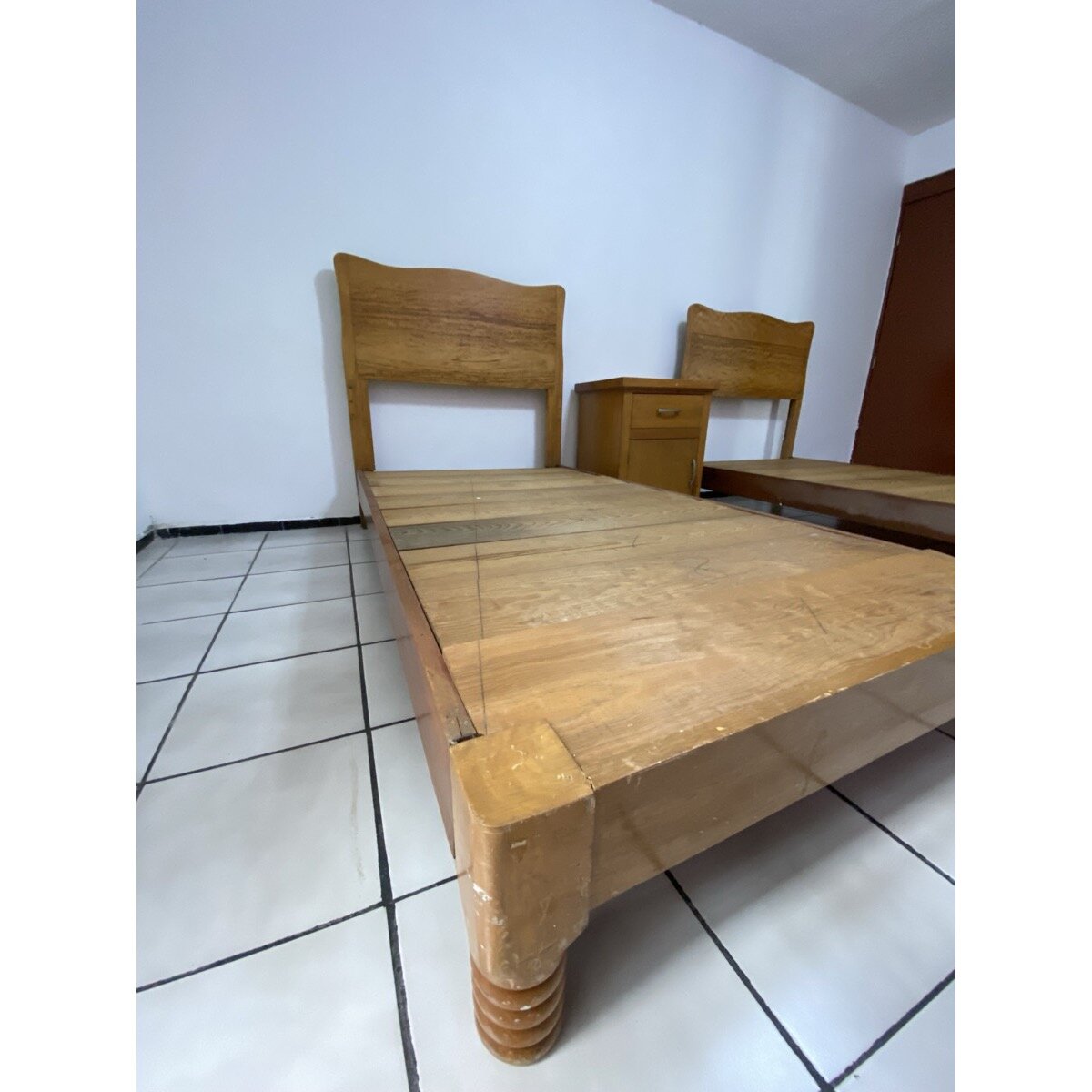Recámara de Camas Gemelas de Madera con Buró y Cómoda — foto 5